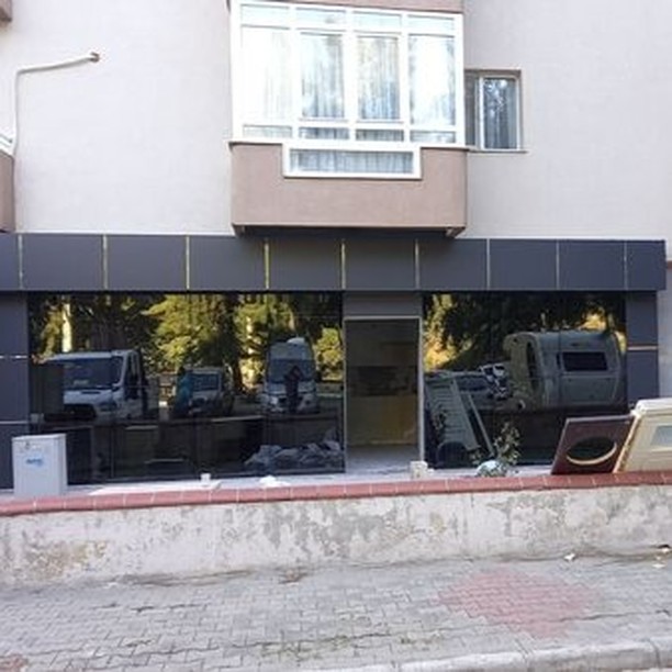Bayraklı Dükkan Cephe Sistemi - İzmir Bornova Alüminyum Doğrama projesi | Günsan Alüminyum
